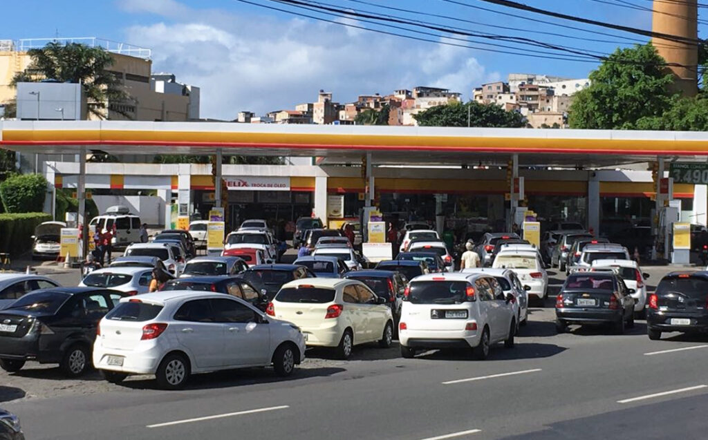 feriado posto de combustível